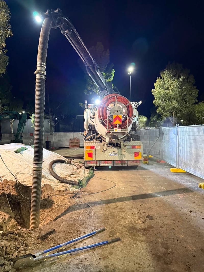 Vacuum truck and hose set up for night works