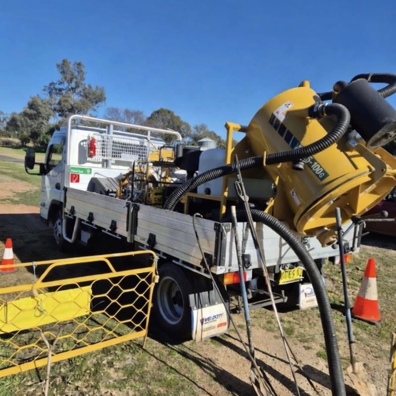 Compact vacuum unit prepared at an outdoor work site