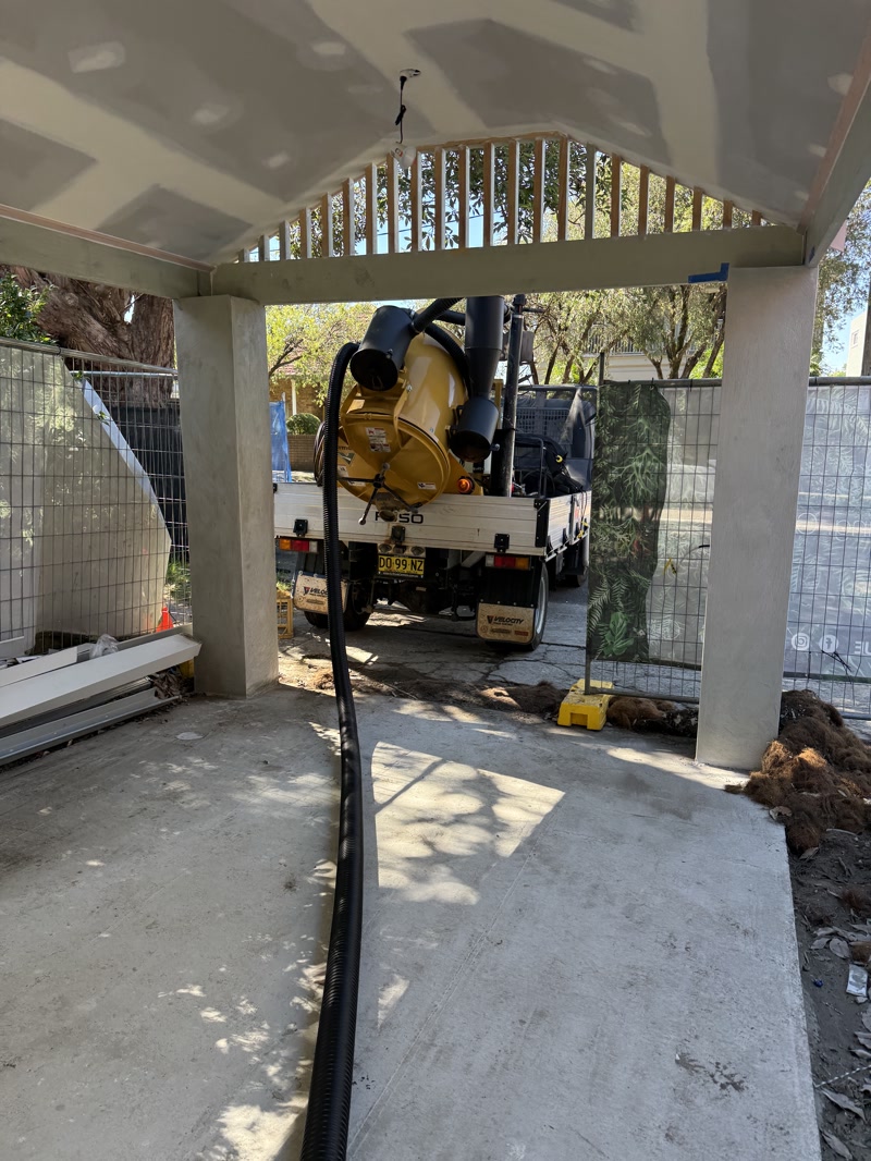 Compact vacuum unit working beneath a covered access area
