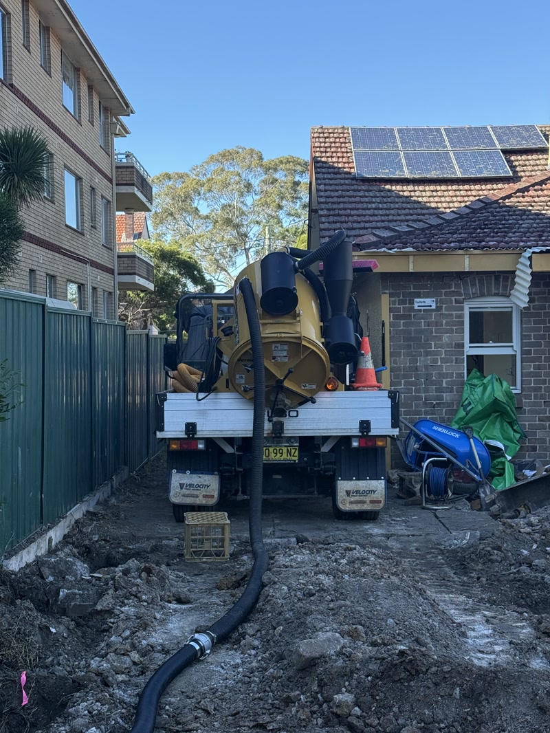 Compact vacuum unit operating in a residential yard